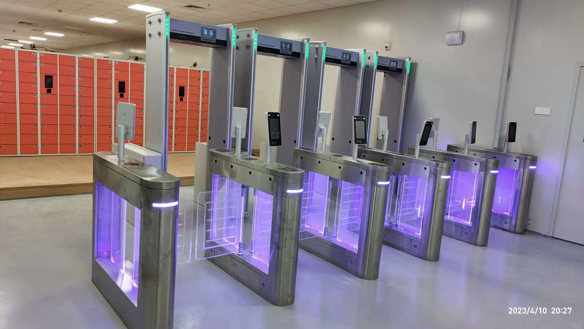 闸机出入口机:高效管理现代化社会_人员_场所_人力